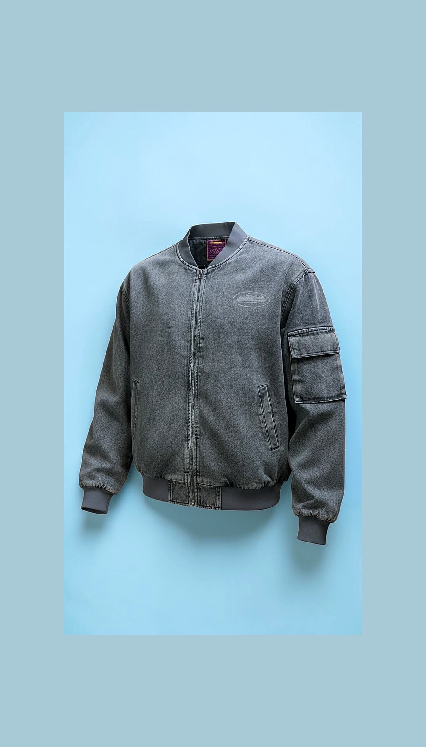 Jaqueta jeans masculina da Artigo Importado, vista em plano flatlay, com detalhes de costura e botões na frente.