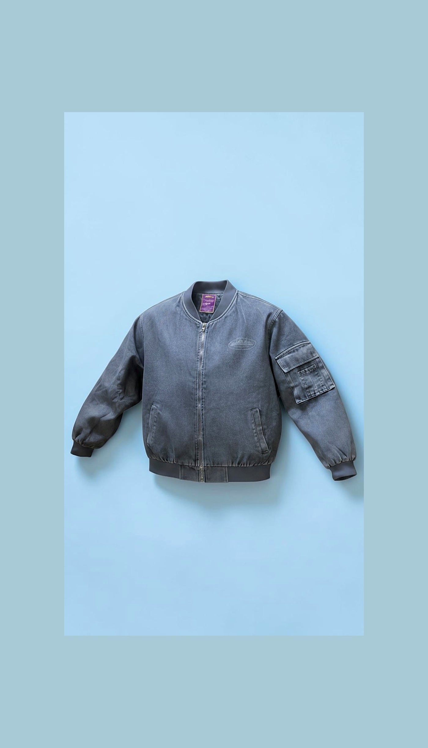Jaqueta jeans masculina Artigo Importado, vista plana de detalhe com gola, bolsos e costuras visíveis.