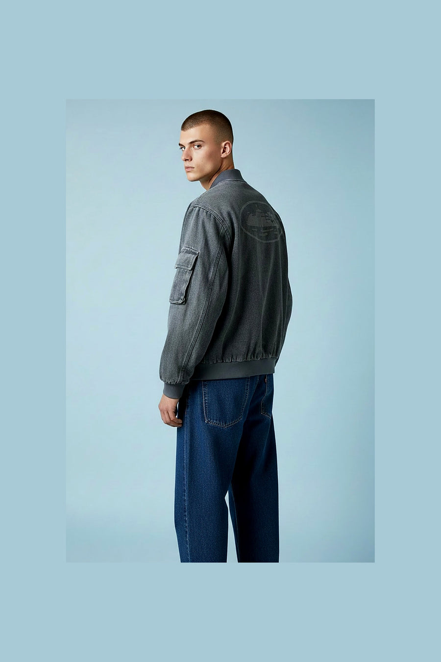 Jaqueta jeans masculina da Artigo Importado vista pelas costas, com detalhes de lavagem e costura visíveis.