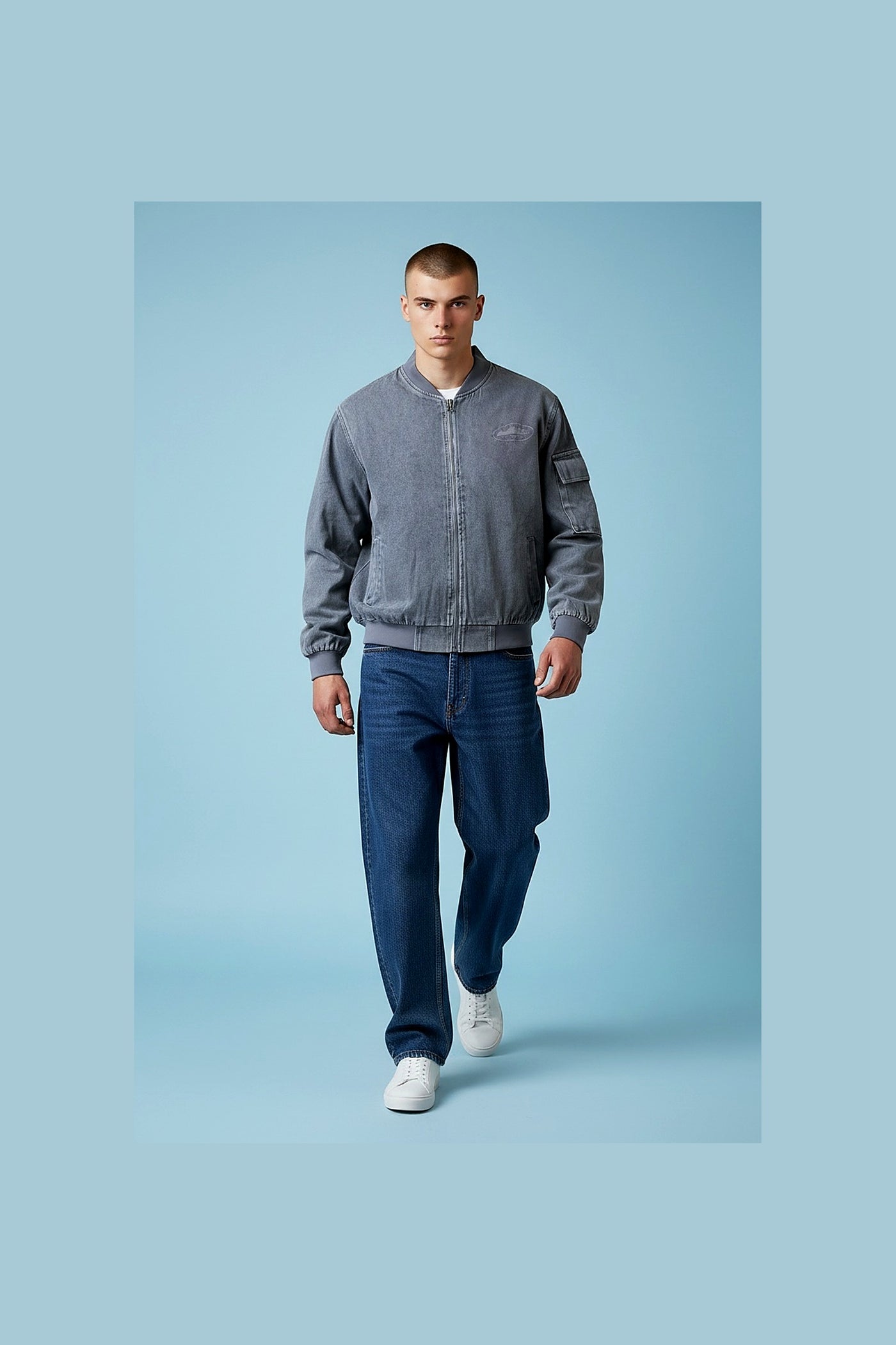 Jaqueta jeans masculina Artigo Importado, vista frontal mostrando o design clássico e detalhes em tecido azul.